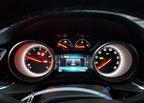 2018 Buick Regal Tourx Essence z USA, uszkodzony, nr VIN W04GV8SX9J1062737